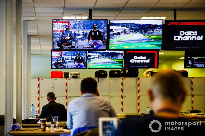 La conferencia de prensa como se ve en las pantallas del centro de medios