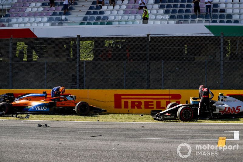 Carlos Sainz Jr., McLaren MCL35 y Kevin Magnussen, Haas VF-20, después de chocar