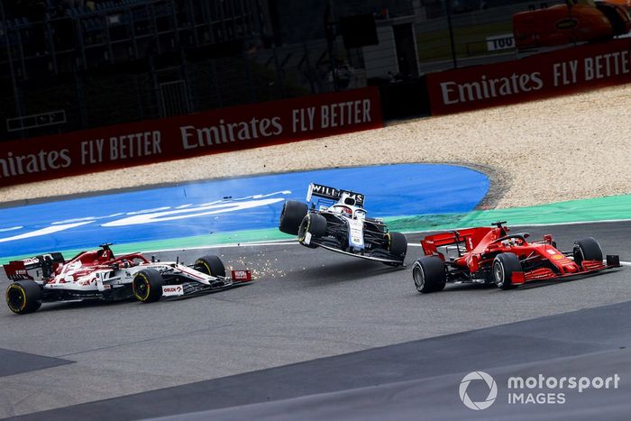 Sebastian Vettel, Ferrari SF1000, Kimi Raikkonen, Alfa Romeo Racing C39 y George Russell, Williams FW43 accidente