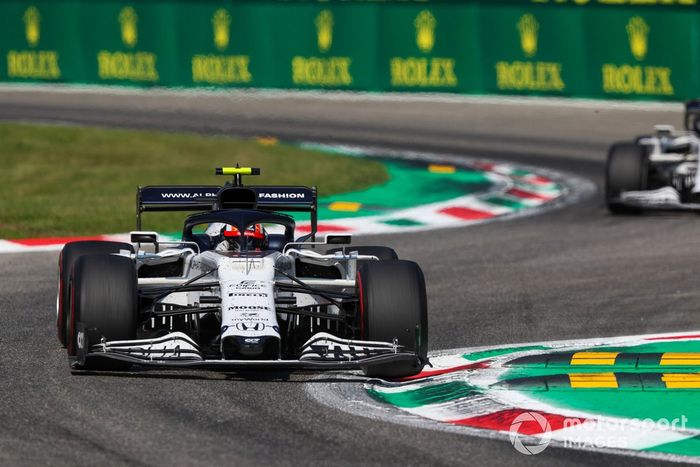 Pierre Gasly, AlphaTauri AT01, Daniil Kvyat, AlphaTauri AT01