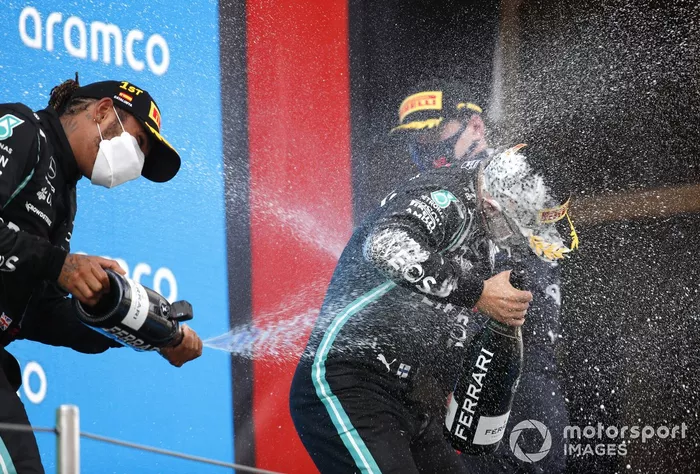 Podio: ganador de la carrera Lewis Hamilton, Mercedes, tercer lugar Valtteri Bottas, Mercedes