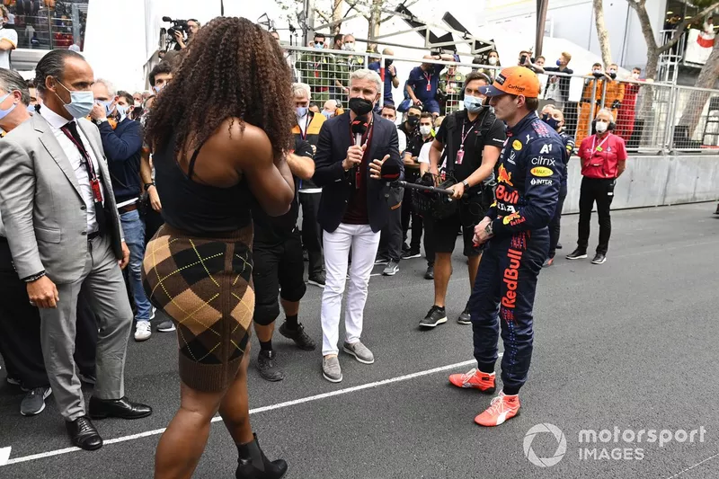 Max Verstappen, Red Bull Racing, 1ª posición, y la estrella del tenis Serena Williams son entrevistados por David Coulthard tras la carrera