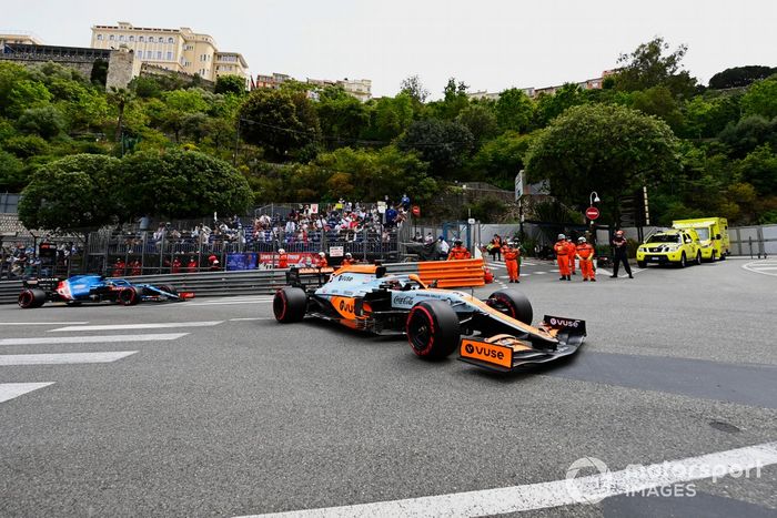 Daniel Ricciardo, McLaren MCL35M, Fernando Alonso, Alpine A521