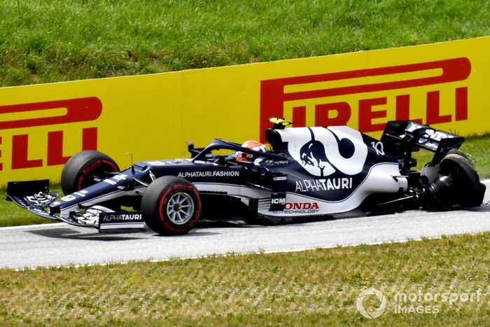 Pierre Gasly, AlphaTauri AT02, vuelve a boxes con su coche dañado