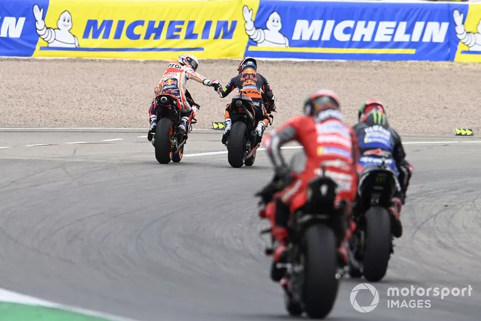 Ganador Marc Márquez, Repsol Honda Team, segundo lugar Miguel Oliveira, Red Bull KTM Factory Racing