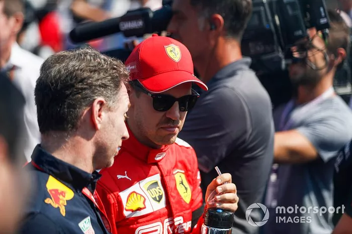 Christian Horner, Director del equipo, Red Bull Racing, habla con Sebastian Vettel, Ferrari
