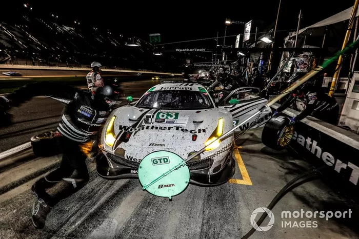 #63 Scuderia Corsa Ferrari 488 GT3, GTD: Cooper MacNeil, Toni Vilander, Jeff Westphal, Dominik Farnbacher, pit stop