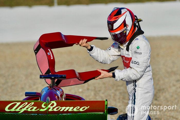 Kimi Raikkonen sale del Alfa Romeo Racing C38