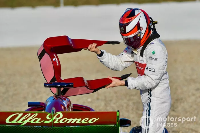Kimi Raikkonen, Alfa Romeo Racing C38, trompea y encalla en la arena