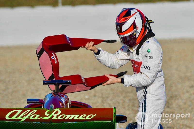 Kimi Raikkonen, Alfa Romeo Racing C38, hace trompo