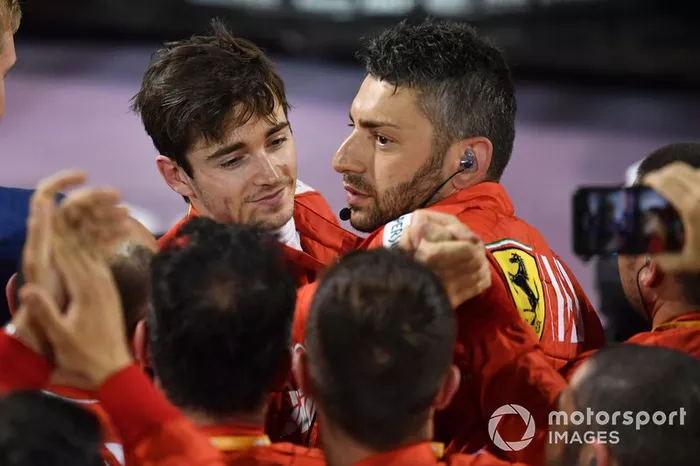 El equipo Ferrari con Charles Leclerc, Ferrari, tercero, en Parc Ferme