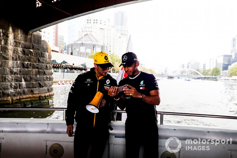Daniel Ricciardo, Renault e Lewis Hamilton, Mercedes AMG F1, si dirigono verso l'evento a Federation Square