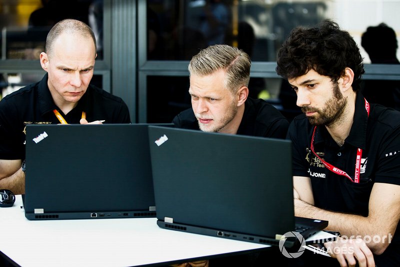 Kevin Magnussen, Haas F1 Team with engineers