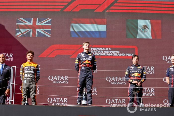 Lando Norris, McLaren, 2ª posición, Max Verstappen, Red Bull Racing, 1ª posición, Sergio Pérez, Red Bull Racing, 3ª posición, en el podio.