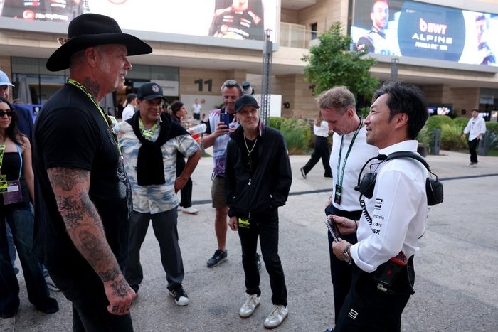 Ayao Komatsu, Team Principal de Haas F1 saluda a James Hetfield de Metallica en el Paddock 