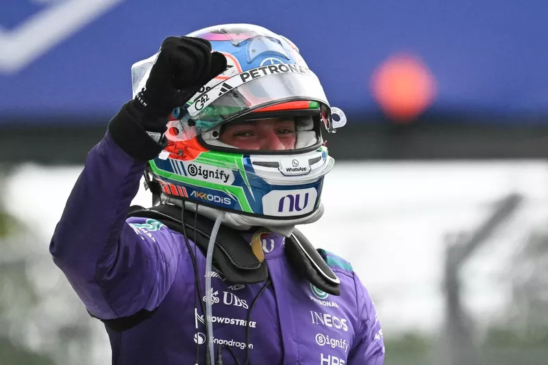 Andrea Kimi Antonelli célèbre sa victoire