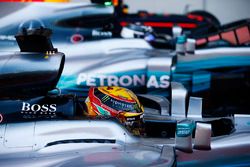 Ganador de la pole Lewis Hamilton, Mercedes AMG F1 W08, Valtteri Bottas, Mercedes AMG F1 W08, Max Ve