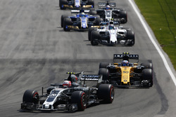 Kevin Magnussen, Haas F1 Team VF-17, Jolyon Palmer, Renault Sport F1 Team RS17