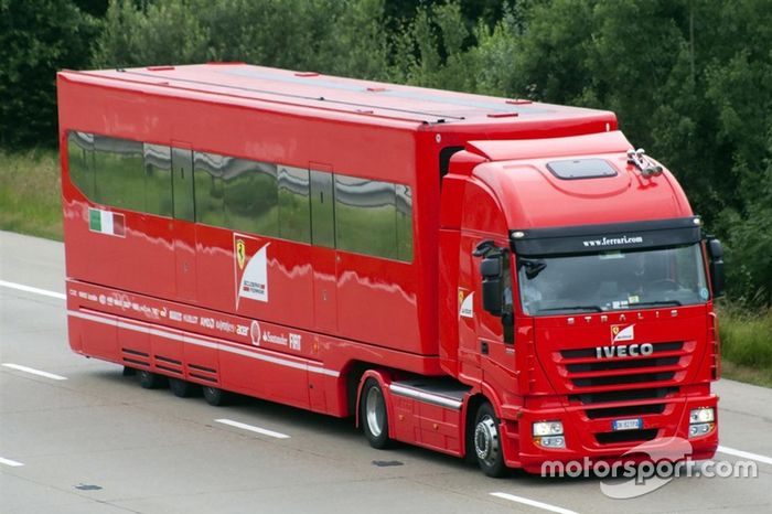 O motorhome que serviu a Ferrari nas provas europeias, entre as temporadas de 2003 e 2013 também está à venda. O caminhão vem junto