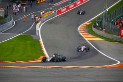 Kevin Magnussen, Haas F1 Team VF-17, Sergio Perez, Sahara Force India F1 VJM10, Romain Grosjean, Haa