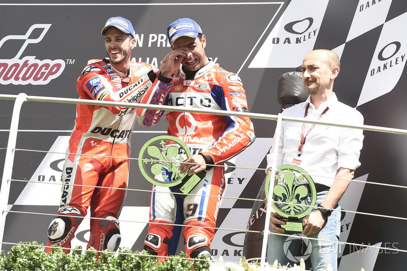 Подіум: третє місце Даніло Петруччі, Pramac Racing, Клаудіо Доменікале, генеральний директор Ducati, переможець гонки Андреа Довіціозо, Ducati Team