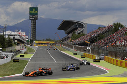 Fernando Alonso, McLaren MCL32; Pascal Wehrlein, Sauber C36; Felipe Massa, Williams FW40