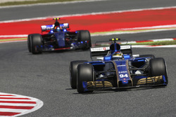 Pascal Wehrlein, Sauber C36; Carlos Sainz Jr., Scuderia Toro Rosso STR12