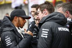 Lewis Hamilton, Mercedes AMG, Andrew Shovlin, Chief Race Engineer, Mercedes AMG