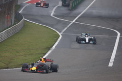 Max Verstappen, Red Bull Racing RB13, devant Valtteri Bottas, Mercedes AMG F1 W08, en sortant des stands