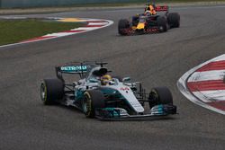 Lewis Hamilton, Mercedes AMG F1 W08, voor Daniel Ricciardo, Red Bull Racing RB13