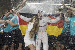 Nico Rosberg, de Mercedes AMG F1 celebra su campeonato del mundo con esposa Vivian Rosberg y el equi
