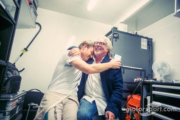 Nico Rosberg, de Mercedes AMG F1, 2016 victoria del Campeonato Mundial detrás de las cámaras