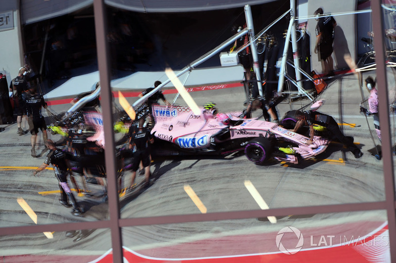 Esteban Ocon, Sahara Force India VJM10 reflection