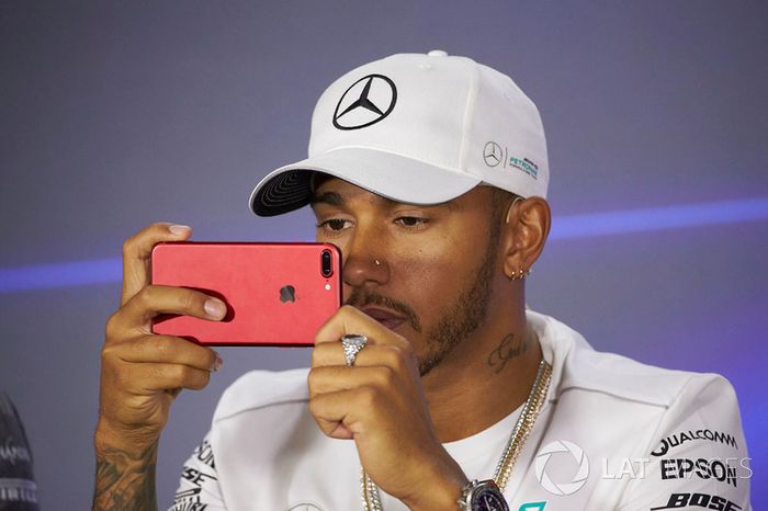  Lewis Hamilton utiliza su móvil en rueda de prensa