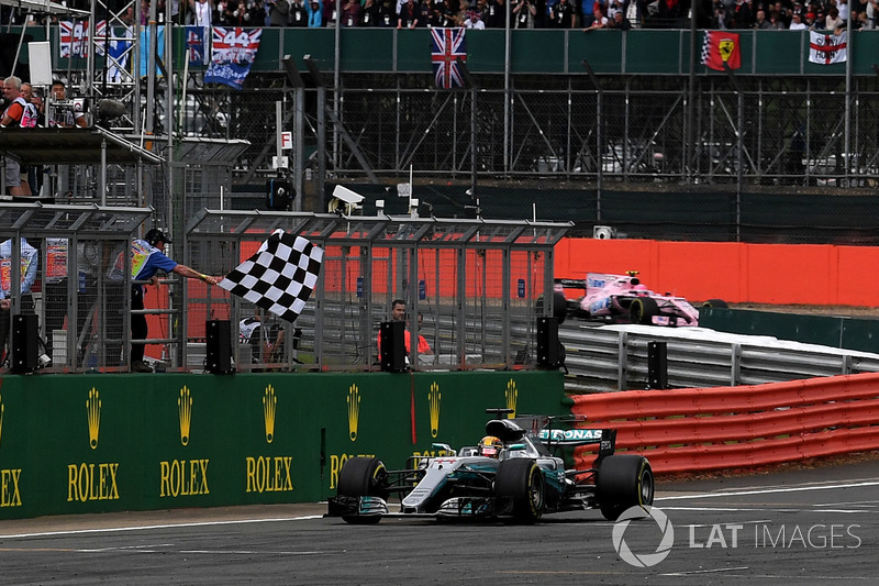 Le vainqueur Lewis Hamilton, Mercedes-Benz F1 W08  sous le drapeau à damier