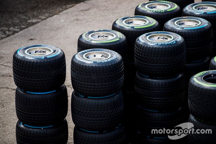 Pilas de neumáticos Pirelli de lluvia
