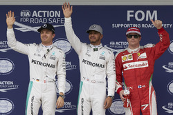 Nico Rosberg, Mercedes AMG F1, segundo; Lewis Hamilton, Mercedes AMG F1, pole; Kimi Raikkonen, Ferra