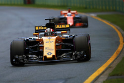 Nico Hulkenberg, Renault Sport F1 Team RS17, devant Fernando Alonso, McLaren MCL32