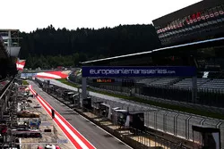 Pit lane atmosphere