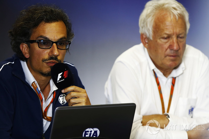 Laurent Mekies, F1 Yarış Direktörü Vekili, FIA, Charlie Whiting, FIA Yarış Direktörü, Halo tanıtım basın toplantısında