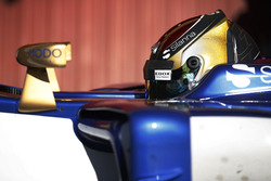 Pascal Wehrlein, Sauber C36, dans les stands