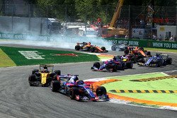 Фернандо Алонсо, McLaren MCL32, на старті