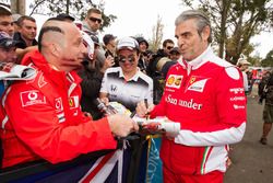 Maurizio Arrivabene, Ferrari Director del Equipo firma autógrafos para los fans