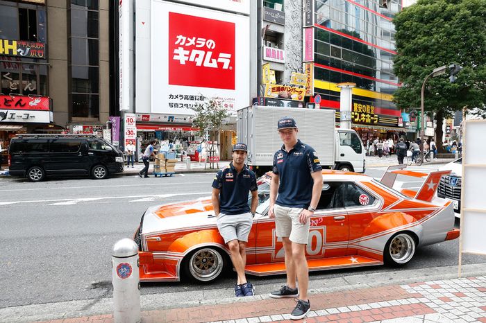 Daniel Ricciardo y Max Verstappen, Red Bull Racing conducen alrededor de Tokio en un coche de Bosozuko
