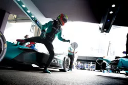 Pit stop practice for Nelson Piquet Jr., NEXTEV TCR Formula E Team