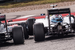 Kollision: Fernando Alonso, McLaren und Felipe Massa, Williams