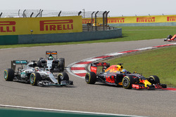 Daniel Ricciardo, Red Bull Racing RB12 y Lewis Hamilton, Mercedes AMG F1 Team W07