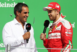 Juan Pablo Montoya op het podium met Sebastian Vettel, Ferrari