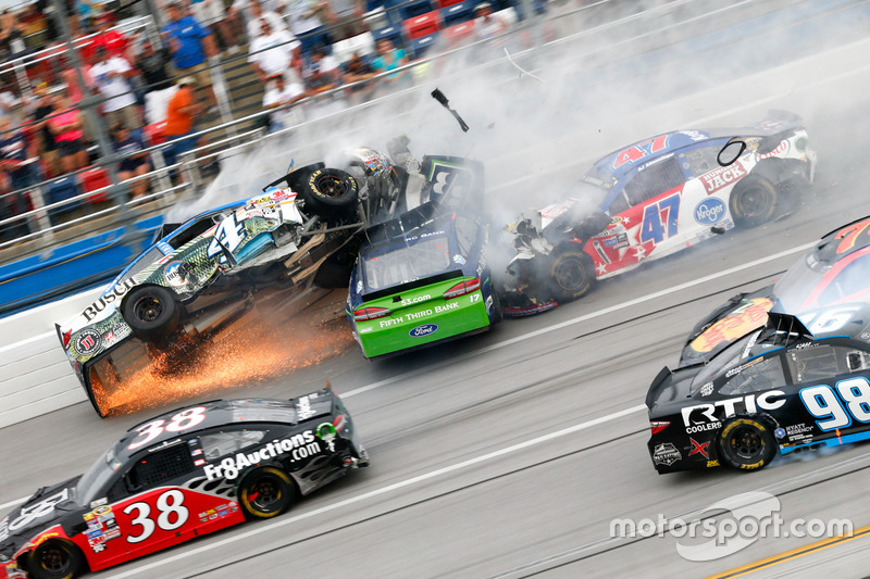 Choque de Ricky Stenhouse Jr., Roush Fenway Racing Ford, Kevin Harvick, Stewart-Haas Racing Chevrole