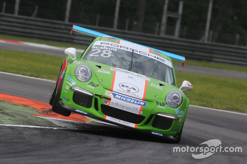 Eric Scalvini (Dinamic Motorsport) fa l'acrobata sui cordoli di Monza